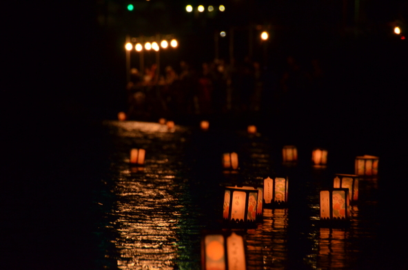 ノスタルジックな雰囲気に包まれる灯籠（とうろう）流し