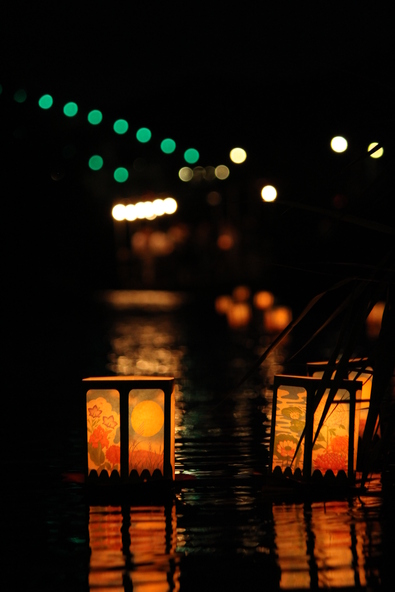 六角形の灯籠からもれる淡い光