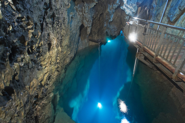 水深38ｍの第二地底湖。龍泉洞には、このほかにも3つの地底湖があります