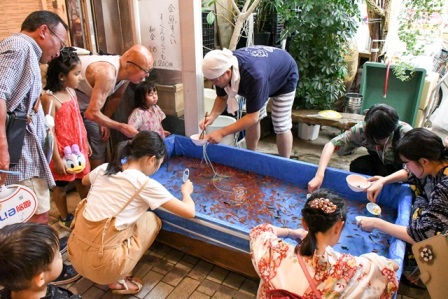 金魚すくいなど、子供が楽しめる露店もいっぱい