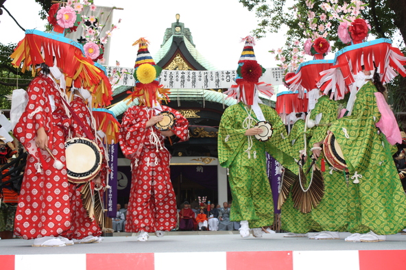 境内で華やかに奉納される田楽舞