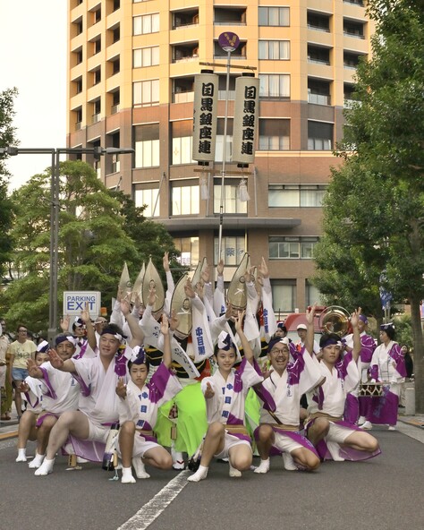 一糸乱れぬ圧巻の阿波踊りをご覧あれ