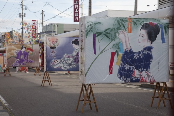 「絵どうろう」とは、和紙に描いた絵を木枠に貼り付けたものです