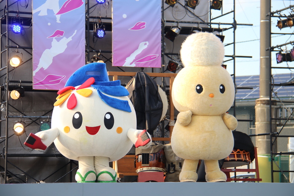 祭りには、彩夏祭シンボルキャラクター「彩夏ちゃん」（写真左）と朝霞市公式キャラクター「ぽぽたん」（写真右）も登場します！