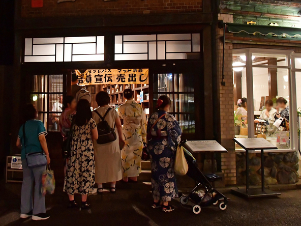 武居三省堂（左）、花市生花店（右）