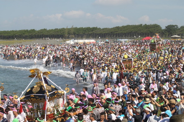 神輿とともに海に入り、心身の罪やけがれを清めます（写真は過去開催時の様子）