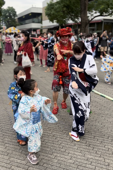 都会のど真ん中で行われる盆踊り大会に子供もワクワク♪
