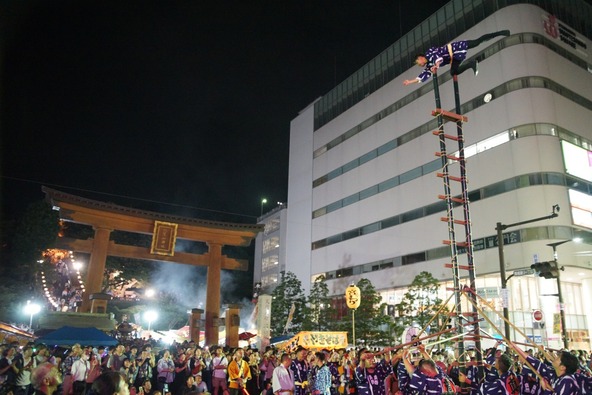 祭りで見られる「鳶木遣りはしご乗り」は必見！（画像提供：宇都宮観光コンベンション協会）