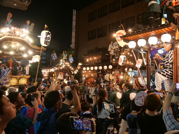 山車の巡行は昼間だけでなく夜も行われ、灯（とも）し火に照らし出された山車が歩を進める光景は幻想的