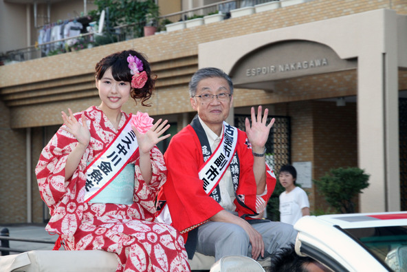 過去開催時のオープンカーパレードの様子