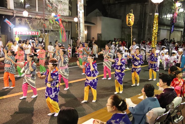 伝統の竹飾りやおどりパレード、こどもおどりパレードなど華やかな踊りが披露されます