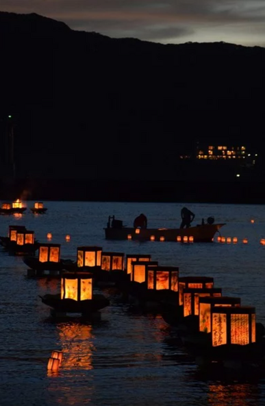 妙の浦を漂う灯籠（とうろう）