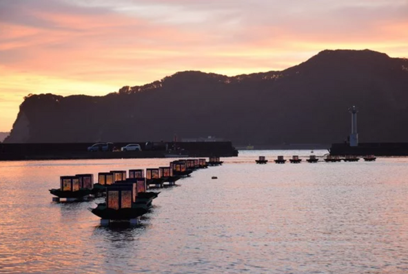 夕方になると海面が赤く染まります