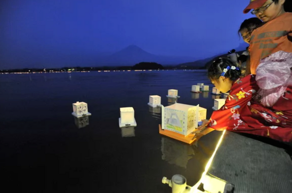 ご先祖さまや大切な人を想いながら浮かべましょう