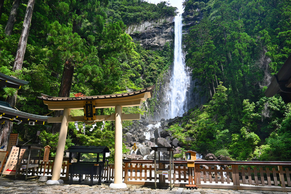 「飛瀧（ひろう）神社」から滝を参拝しパワーを授かりましょう（画像提供：鴨川さんぽ / PIXTA）