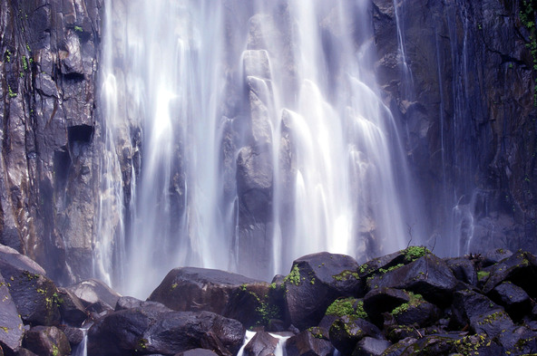 水しぶきが涼し気な「那智の滝」の滝つぼ（画像提供：jeosoncho / PIXTA）