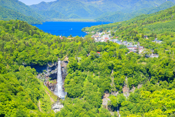 中禅寺湖から注ぐ「華厳の滝」（画像提供：momo / PIXTA）