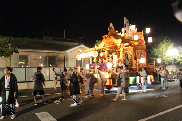 各町会の山車、計7台がお囃子（はやし）を鳴り響かせながら巡行します