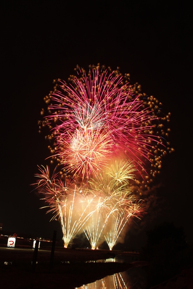 打ち上げ場所から近い場所では、ほぼ真上に花火が上がります