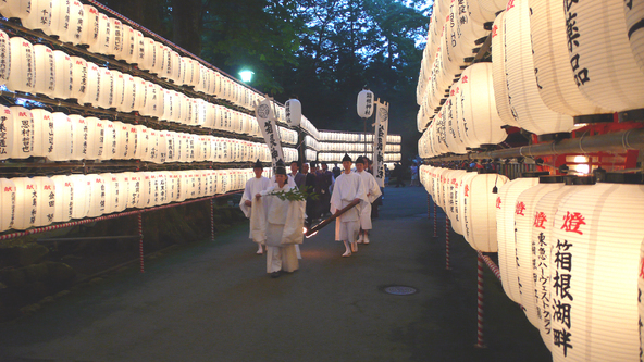 「九頭龍大神」に捧げる「御供」（ごく）を捧持（ほうじ）し進む行列