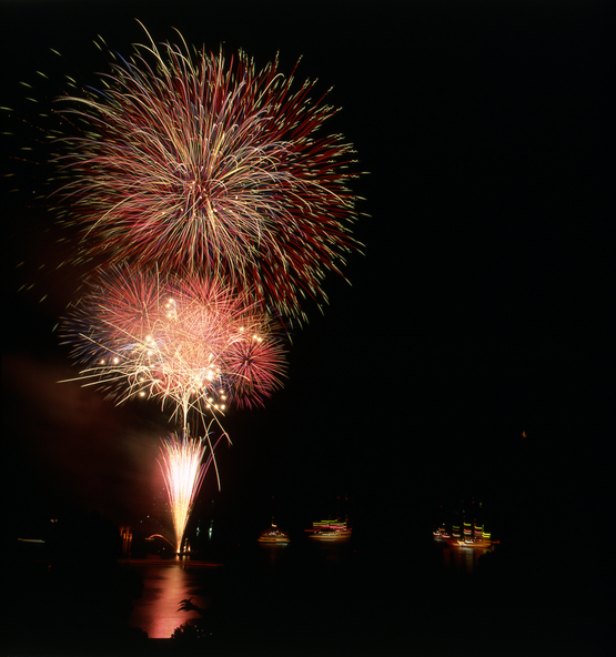祭りの最後には、花火が盛大に打ち上げられます