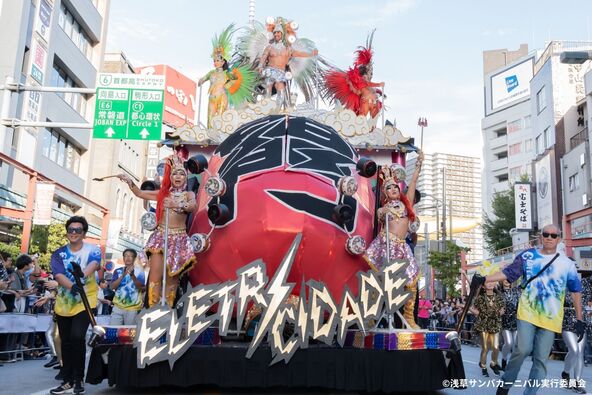 煌（きら）びやかなアレゴリア（山車）も必見！