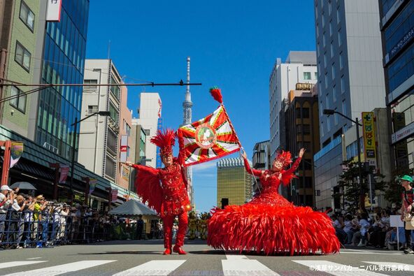 背後にはスカイツリーも映え、浅草らしい風景と情熱のサンバが交差
