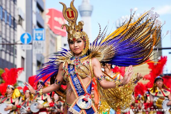 美しい衣装をまとった踊り手たちに釘付け！