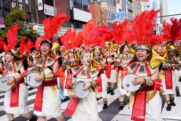 情熱あふれるバテリア隊（打楽器隊）が会場を盛り上げます