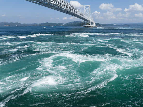 鳴門海峡と鳴門の渦潮（画像提供：鳴門市）