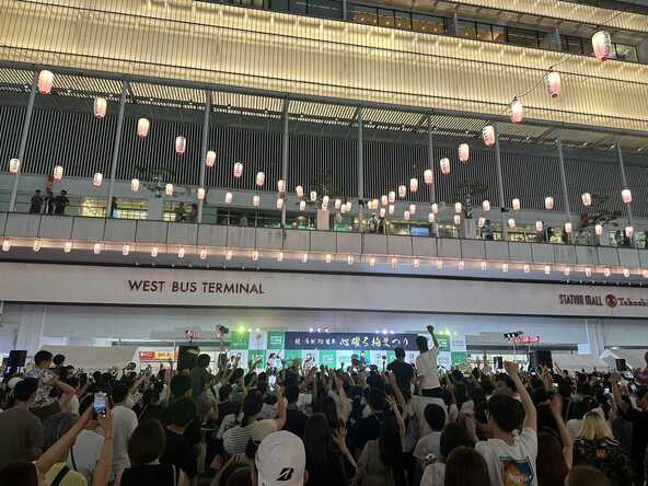 柏駅西口のステージに大歓声が上がる「シン☆柏おどり」
