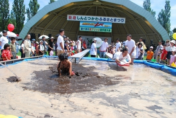 メインイベント「泥ブリッジ選手権大会」過去開催時の様子
