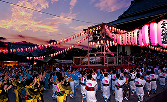 境内で行われる盆踊りには、例年多くの人が参加します