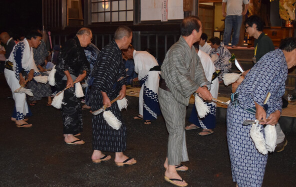 祭りの締めくくりとなる男踊りの「なぎなた踊り」の様子