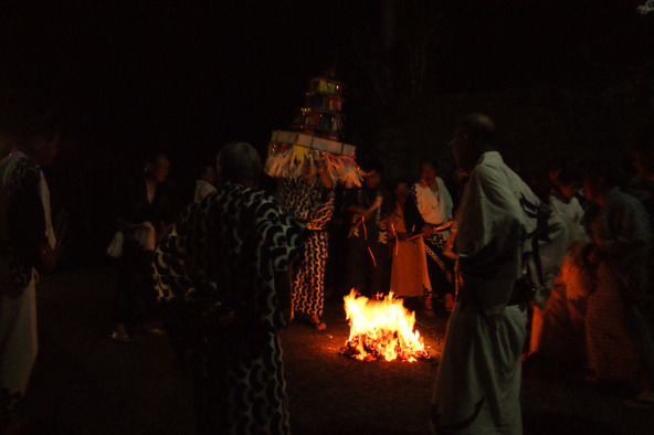 紙房を燃やして先祖を送り出します