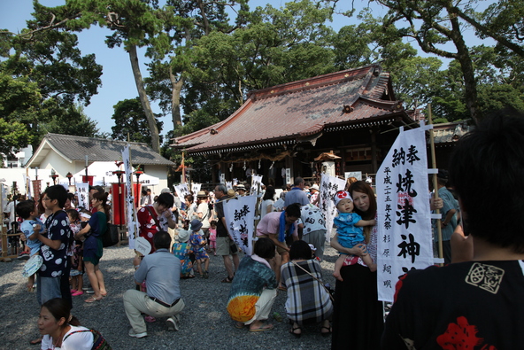 「幟（のぼり）かつぎ祈祷」では、幼児が一人一本ずつ旗をかつぎます