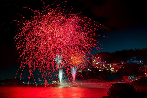 相模の海を見ながら迫力満点の花火を楽しもう！（画像提供：）熱海伊豆山温泉観光協会