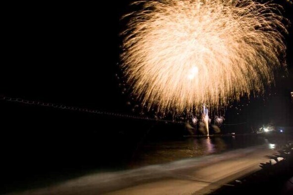 海上から打ち上がる花火の連弾（画像提供：熱川温泉旅館組合）