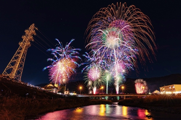 山に囲まれた地域ならではの花火の音が響く近隣最大級の花火大会