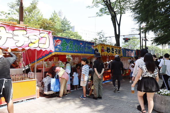 おまつり当日は市内の各地に屋台も出店します （C）仙台七夕まつり協賛会