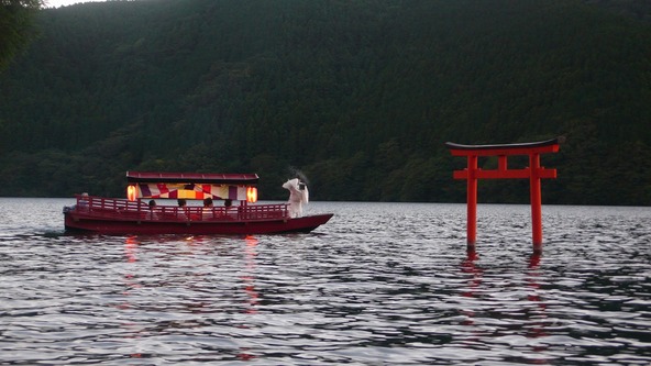 湖水神事でおさめた御神火を湖尻へと運びます