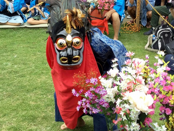 竜の顔が印象的な獅子舞