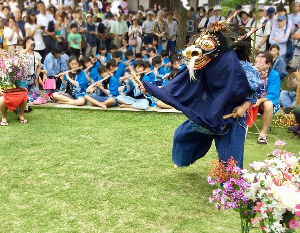 獅子舞のお面は、一人ずつ違います
