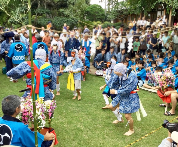 お面をつけた人々が躍る姿も見られます