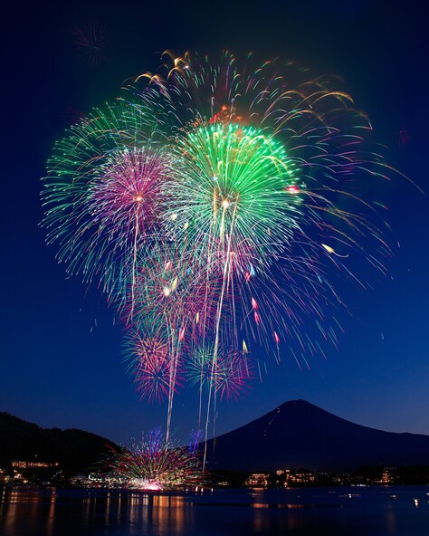 視界が開けた湖で開催されるので、どこからでも美しい花火が眺められます