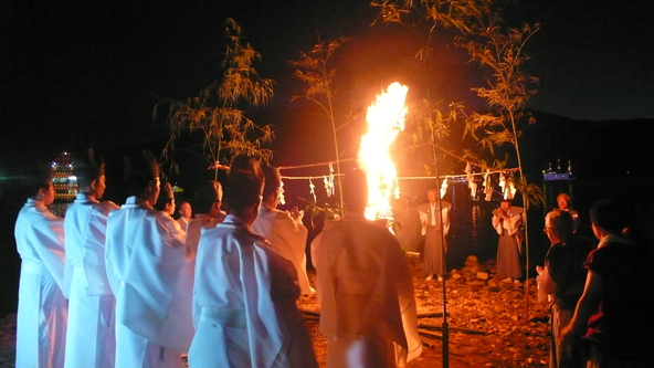 御神火が灯り、クライマックスの花火大会が始まります