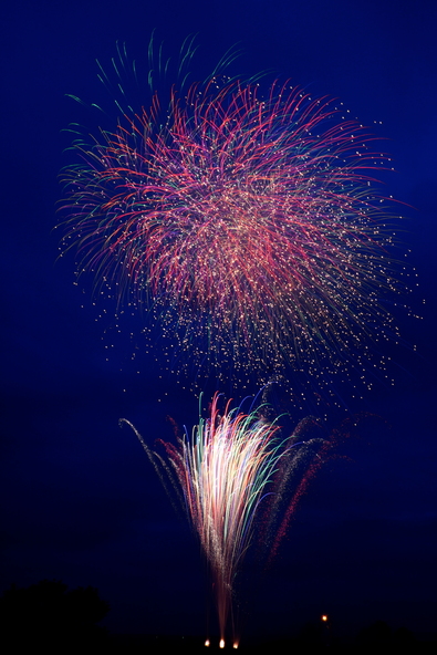 夜空に咲く大輪の花火が祭りのクライマックスを鮮やかに彩ります