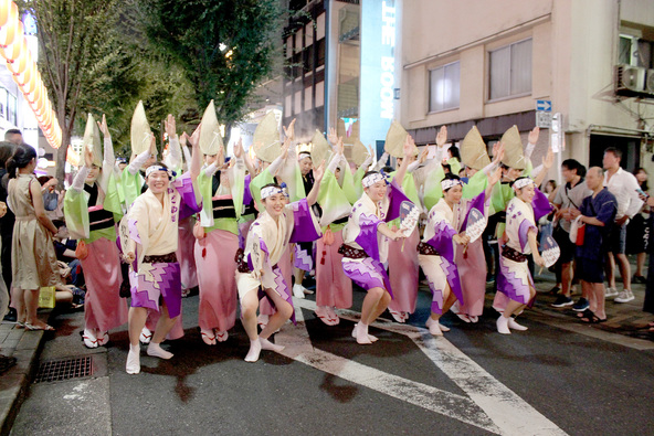 坂道で行われる阿波踊りは全国でも希少です