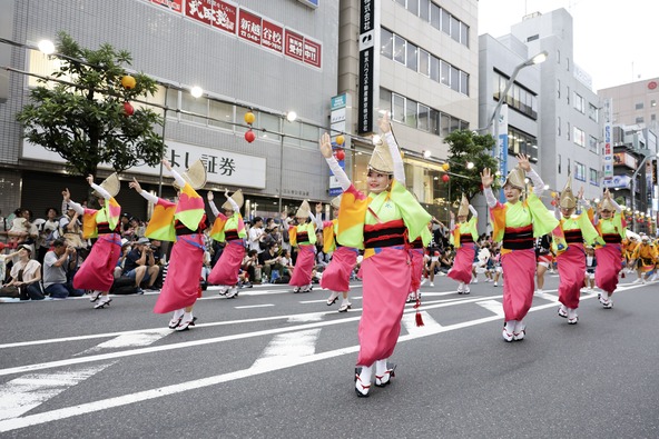 「流し踊り」では、沿道に観客が集まり、歓声や拍手が沸き起こります
