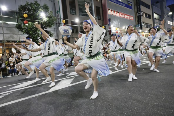 踊り手たちのかけ声や鳴り物の音色が会場を盛り上げます
